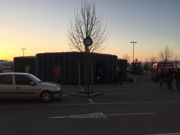 Mobilaser - Auchan : Installation de la structure gonflable